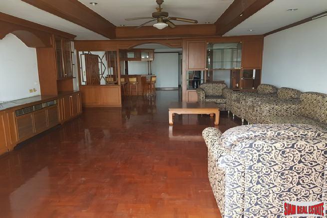 Oriental Towers Condo | Large Three Bedroom Family Condo with Pool and City Views in Ekkamai-4