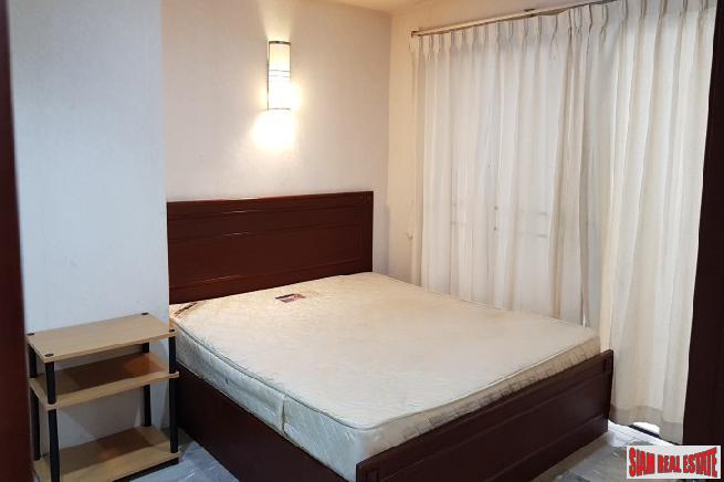 Saranjai Mansion | Large One Bedroom with Balcony and Pool View on Sukhumvit 6, Bangkok-10