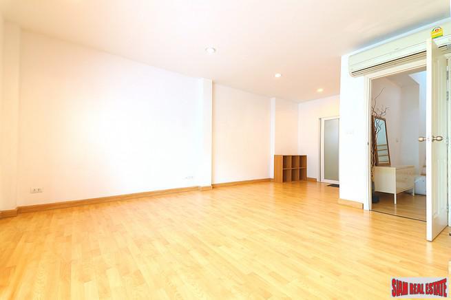 Baan Klang Muang S-Sense | Three Bedroom Three Storey Corner Home Perfect for a Family in Khwaeng Wang Thonglang-28