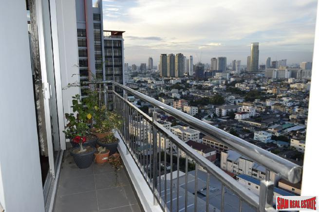 Supalai Lite Sathorn-Charoenrat | Two Bed Penthouse Condo for Sale-28