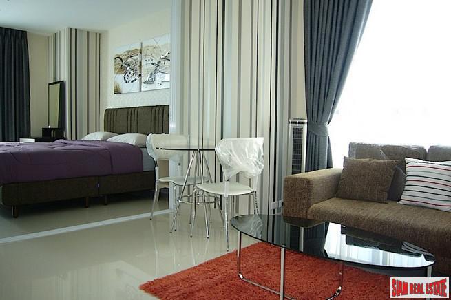 Life @ Sukhumvit | Furnished One Bed City View Condo Directly on Sukhumvit Located on High Floor close to BTS at Ekkamai/Phra Khanong-2