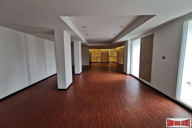 Luxury Low-Rise Freehold Residence Ready to Move in at the Exclusive Area of Ratchadamri, Lumpini - 4 Bed Units-11