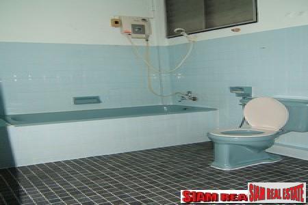 Traditional 3 bedrooms, 2 bathrooms townhouse for sale on the middle of Sukhumvit 71-9