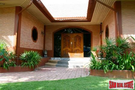 Spacious Three Bedroom House Plus Guest House in Rawai-12